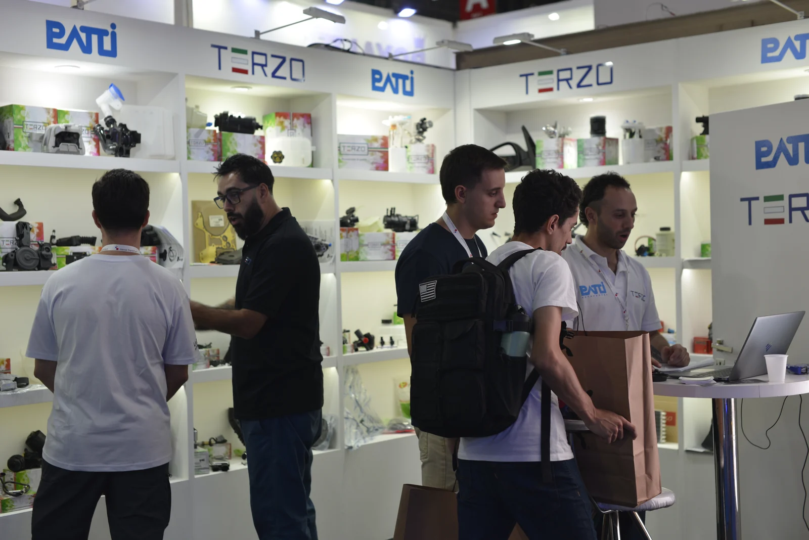 Equipo de T3RZO y Patti Autopartes en el stand de la marca en Automechanika Buenos Aires